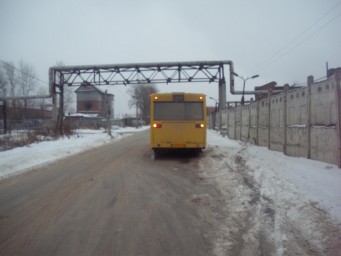 В Соликамске автобус наехал на бетонное ограждение